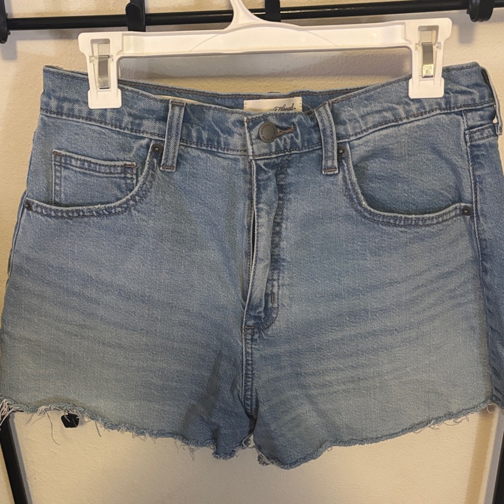 Universal Thread Women’s Light Wash Frayed Raw Hem Denim Jean Shorts Size 10